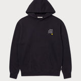 Weitere Vorderansicht des schwarzen Street Hoodies mit kleinem Motiv auf der Brust.