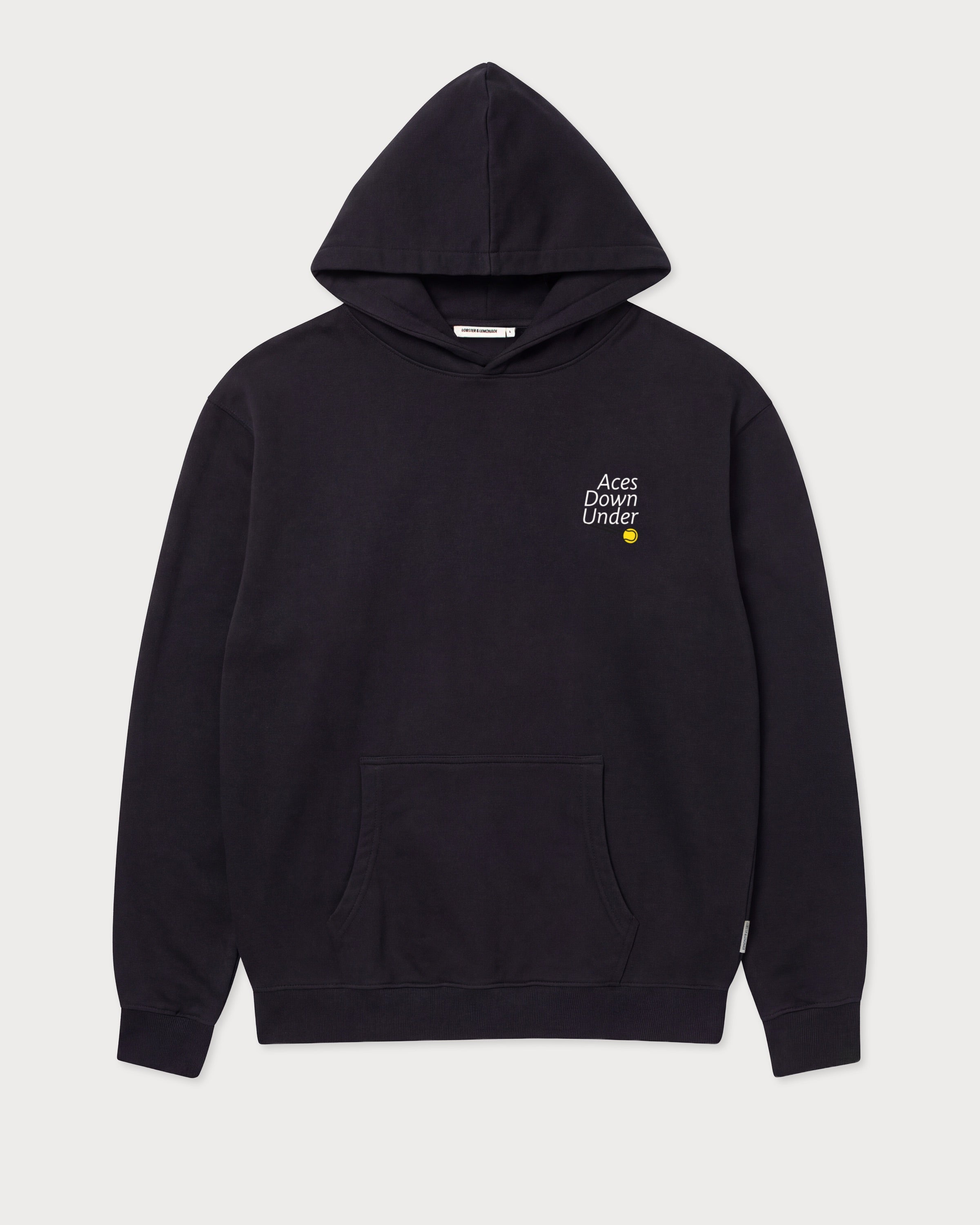 Weitere Vorderansicht des schwarzen Street Hoodies mit kleinem Motiv auf der Brust.
