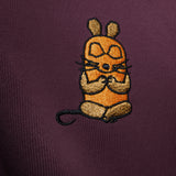 Detailaufnahme der Maus Relax-Stickerei auf dem bordeauxroten Half Zip. Die meditierende Maus im Lotussitz.