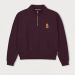 Vorderansicht des bordeauxroten Half Zips mit Maus Relax-Stickerei. Die meditierende Maus im Lotussitz.