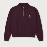 Vorderansicht des bordeauxroten Half Zips mit Maus Relax-Stickerei. Die meditierende Maus im Lotussitz.