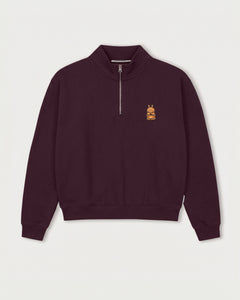 Vorderansicht des bordeauxroten Half Zips mit Maus Relax-Stickerei. Die meditierende Maus im Lotussitz.