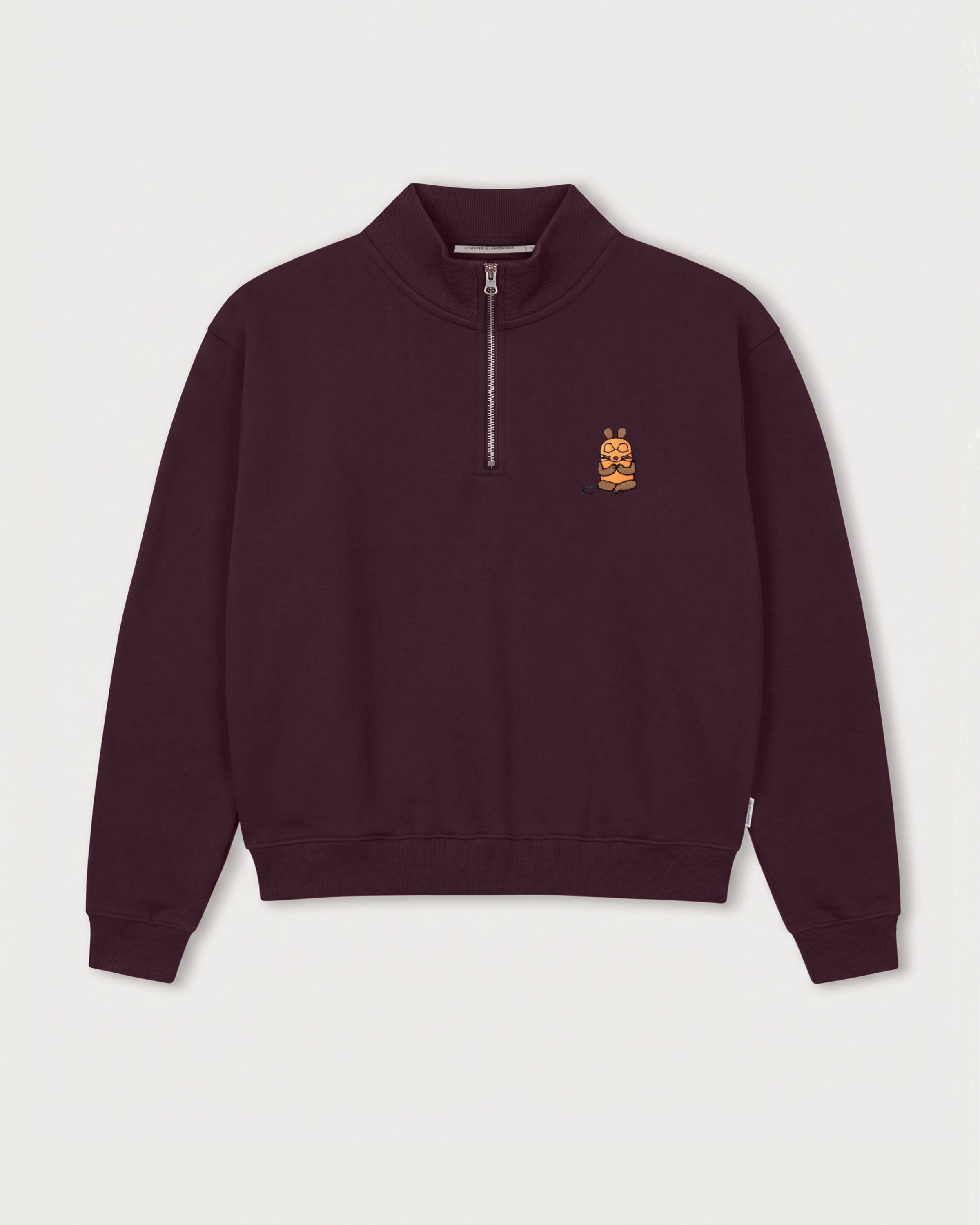 Vorderansicht des bordeauxroten Half Zips mit Maus Relax-Stickerei. Die meditierende Maus im Lotussitz.