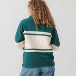 Rückansicht eines weiblichen Models im grün-cremefarbenen Half Zip.