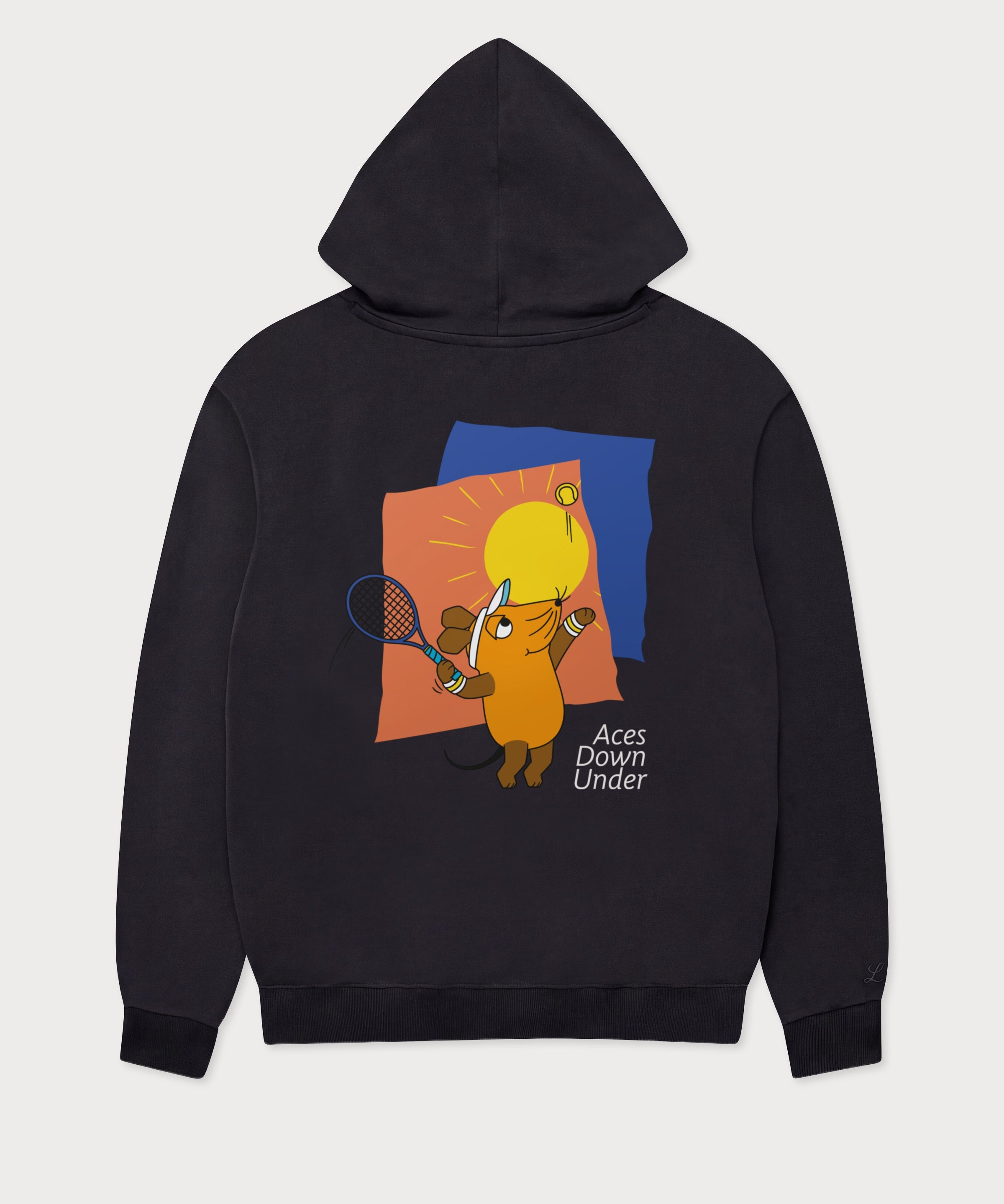 Rückansicht des schwarzen Street Hoodies mit großem Maus Aces Down Under-Print. Maus in sportlicher Pose beim Aufschlag unter der australischen Sonne.