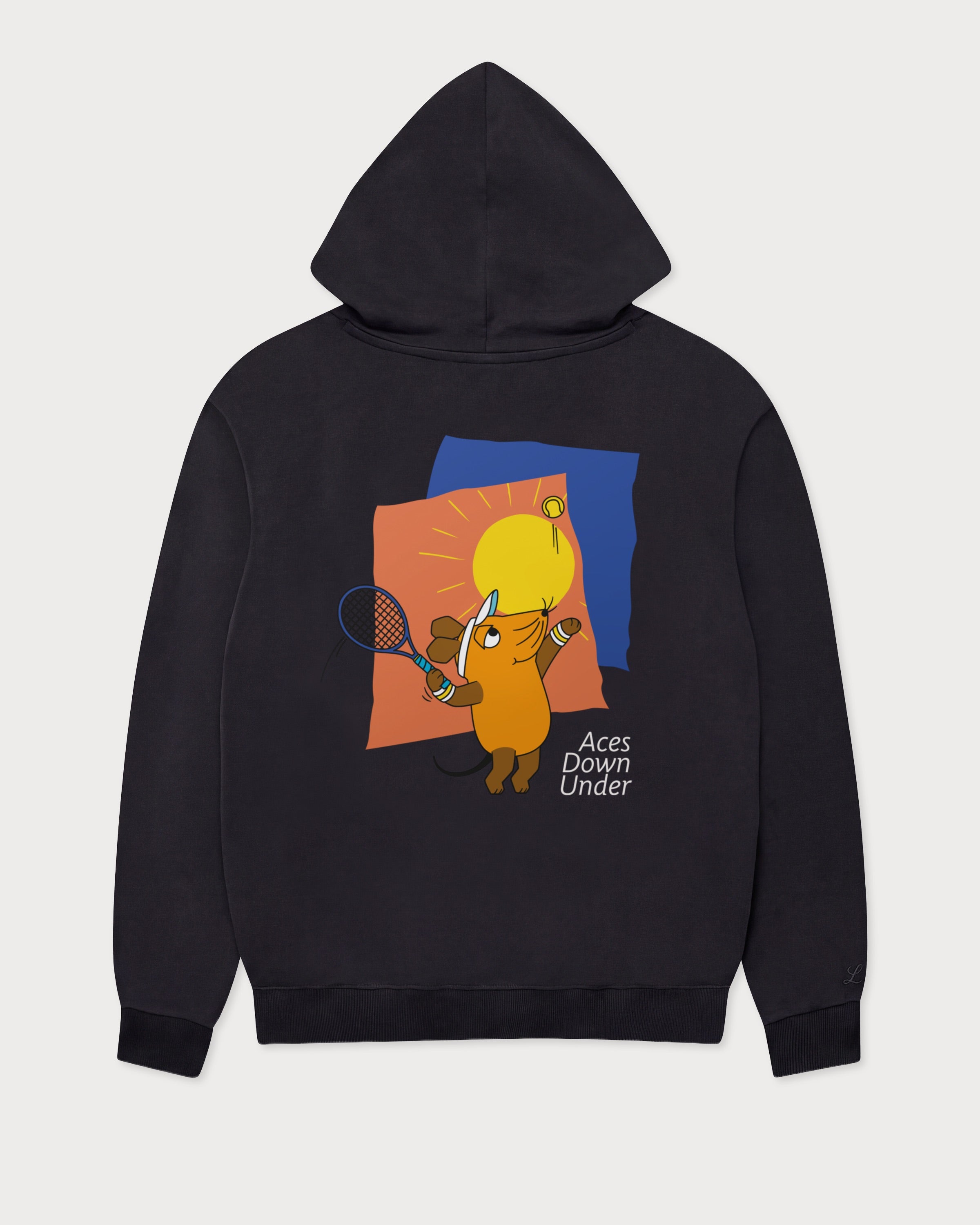 Rückansicht des schwarzen Street Hoodies mit großem Maus Aces Down Under-Print. Maus in sportlicher Pose beim Aufschlag unter der australischen Sonne.
