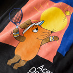 Detailaufnahme des Rückenprints auf dem schwarzen Street Hoodie. Maus in sportlicher Pose beim Aufschlag unter der australischen Sonne.