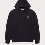 Vorderansicht des schwarzen Street Hoodies mit kleinem Motiv auf der Brust.