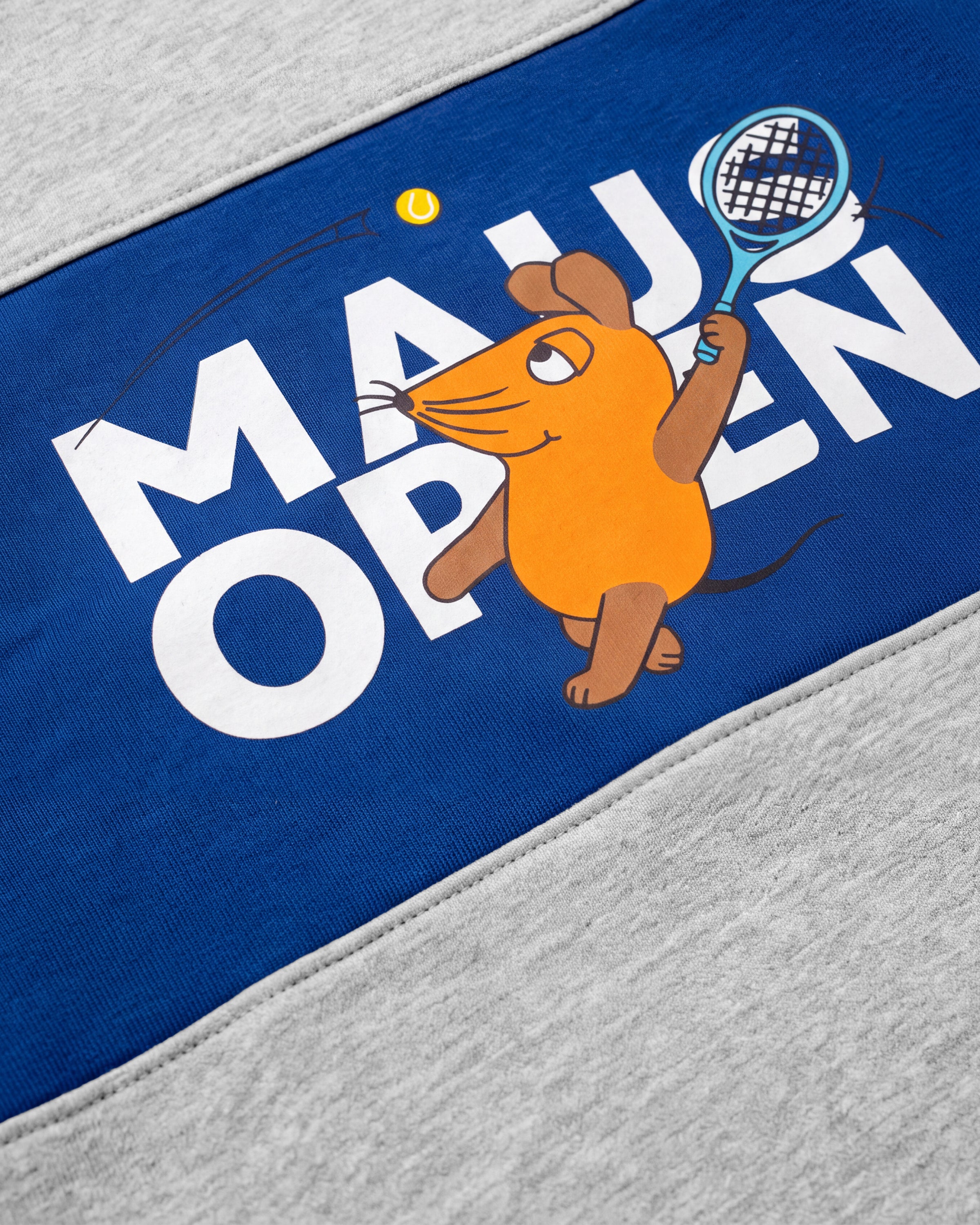 Detailaufnahme des Maus Open-Frontprints auf dem grau-navyblauen Crew Sweater.