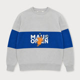 Vorderansicht des grau-navyblauen Crew Sweaters mit Maus Open-Print.