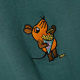 Detailaufnahme der Maus Pommes-Stickerei auf dem grünen Street Hoodie. Maus beim Pommes essen.