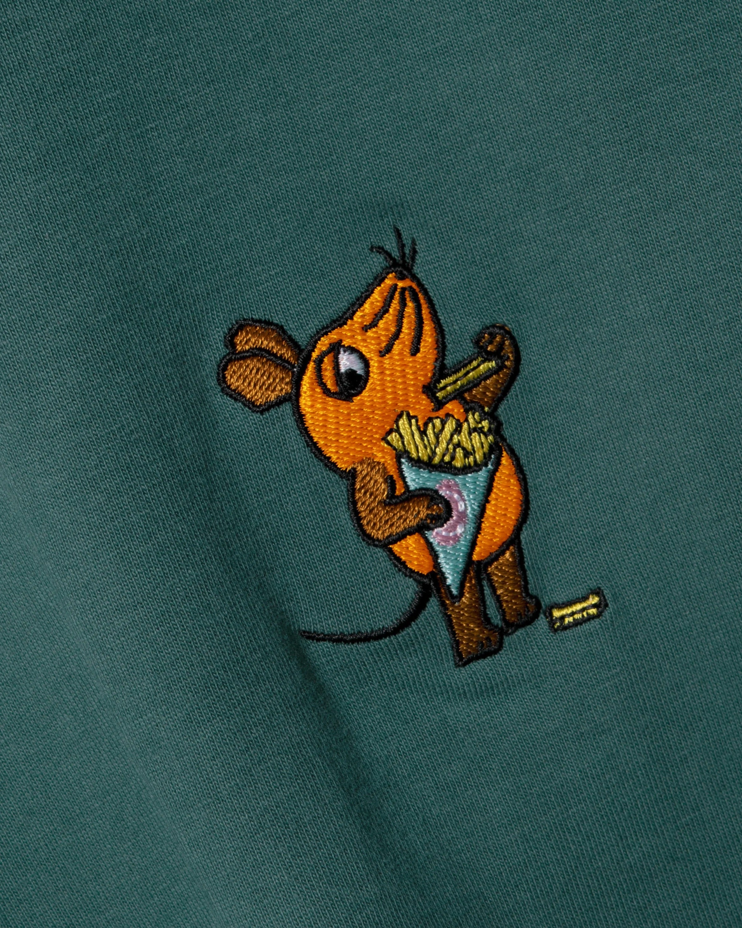 Detailaufnahme der Maus Pommes-Stickerei auf dem grünen Street Hoodie. Maus beim Pommes essen.
