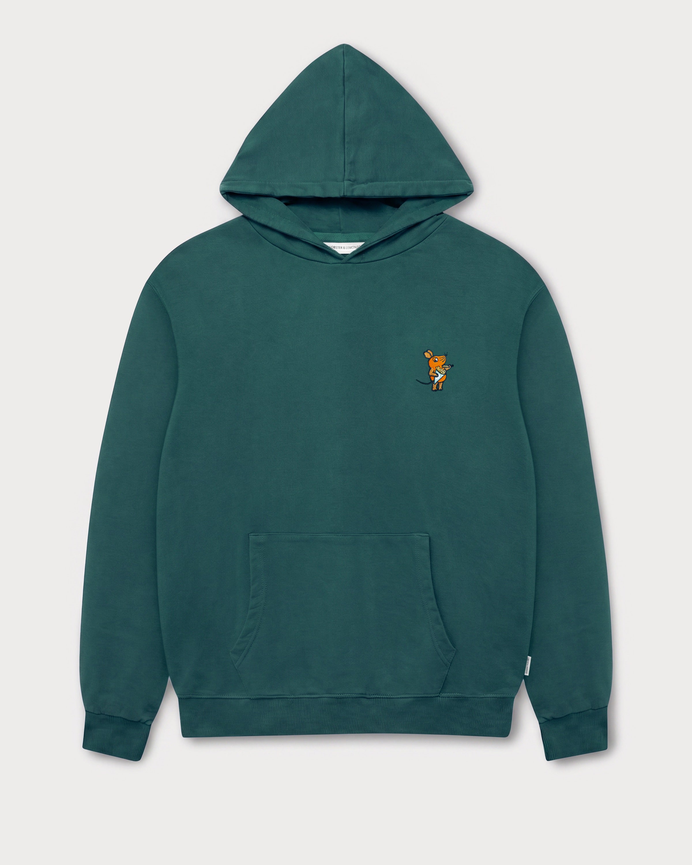 Vorderansicht des grünen Street Hoodies mit Maus Pommes-Stickerei auf der Brust. Maus beim Pommes essen.