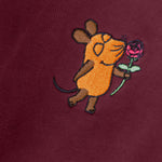 Detailaufnahme der Maus Rose-Stickerei auf dem bordeauxroten Hoodie. Maus mit einer roten Rose in der Hand.