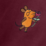 Detailaufnahme der Maus Rose-Stickerei auf dem bordeauxroten Hoodie. Maus mit einer roten Rose in der Hand.