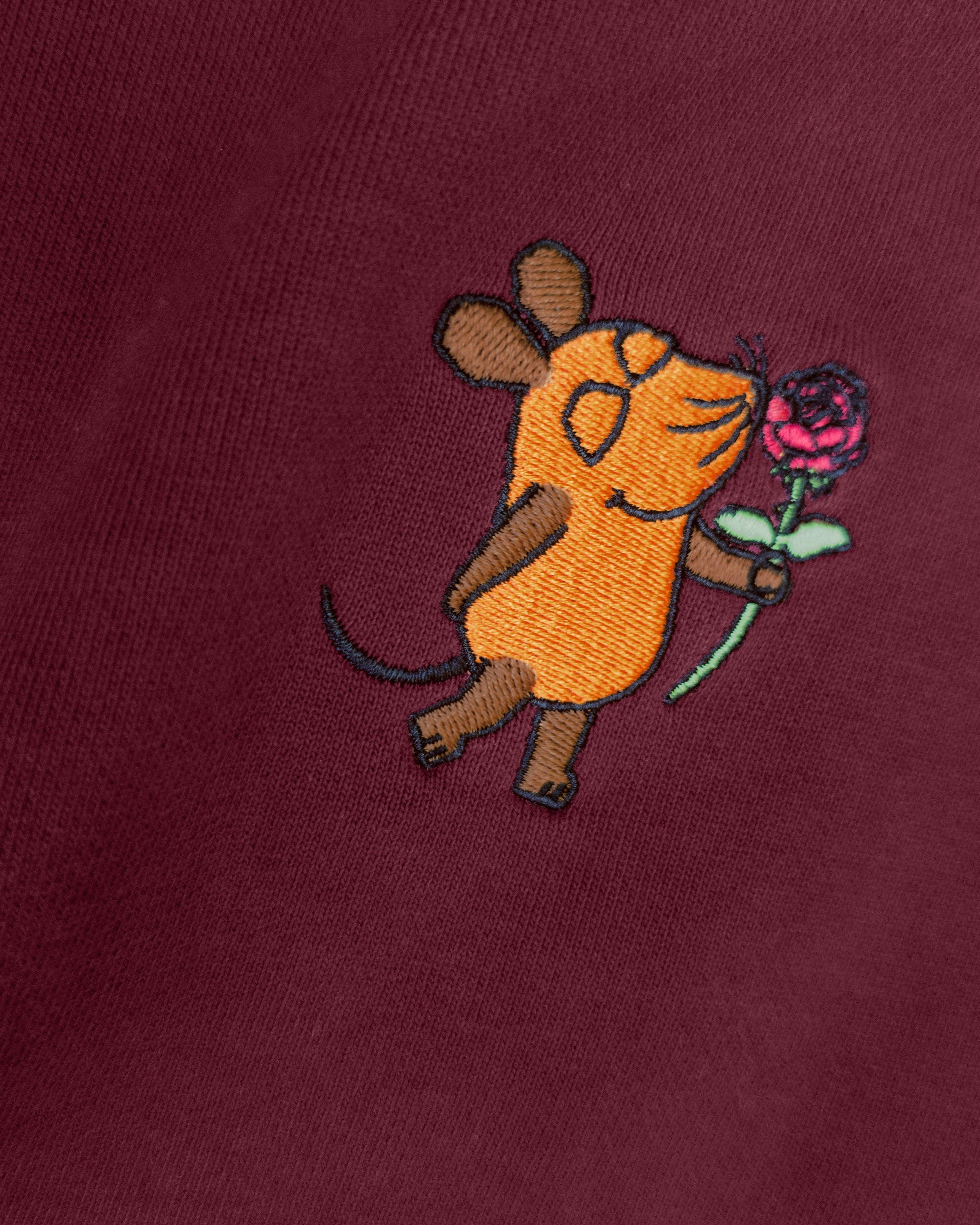 Detailaufnahme der Maus Rose-Stickerei auf dem bordeauxroten Hoodie. Maus mit einer roten Rose in der Hand.