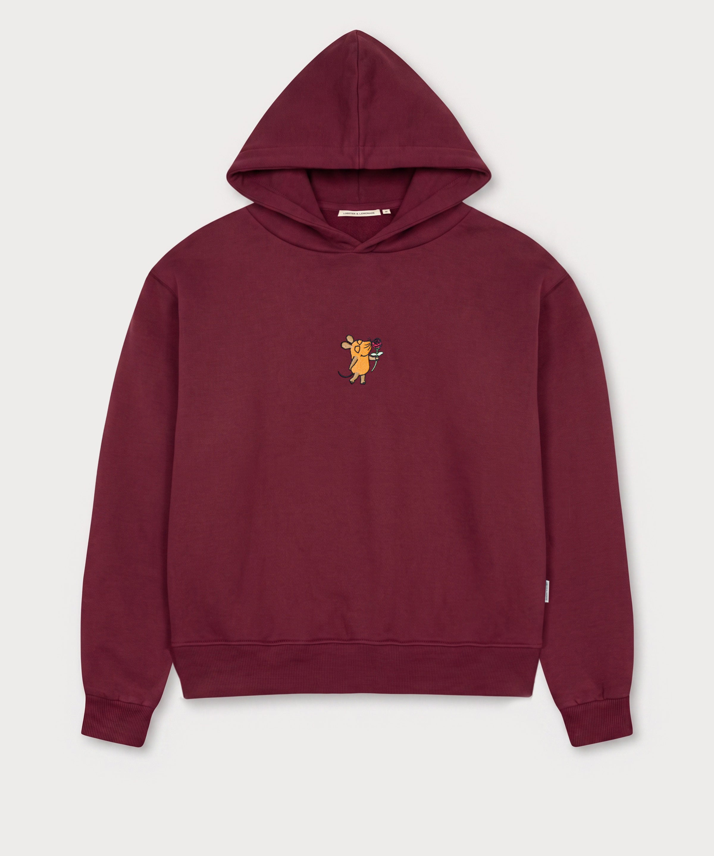 Vorderansicht des bordeauxroten Hoodies mit Maus Rose-Stickerei auf der Brust. Maus mit einer roten Rose in der Hand.