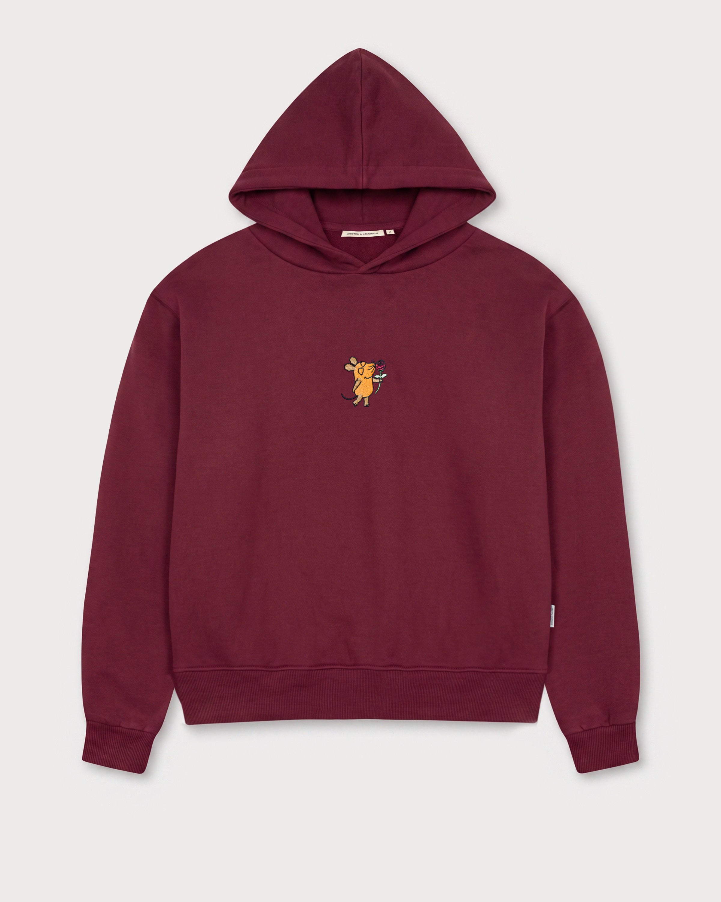 Vorderansicht des bordeauxroten Hoodies mit Maus Rose-Stickerei auf der Brust. Maus mit einer roten Rose in der Hand.