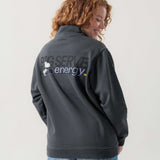 Rückansicht eines weiblichen Models im grauen Half Zip mit Snoopy Big Serve Energy-Print.