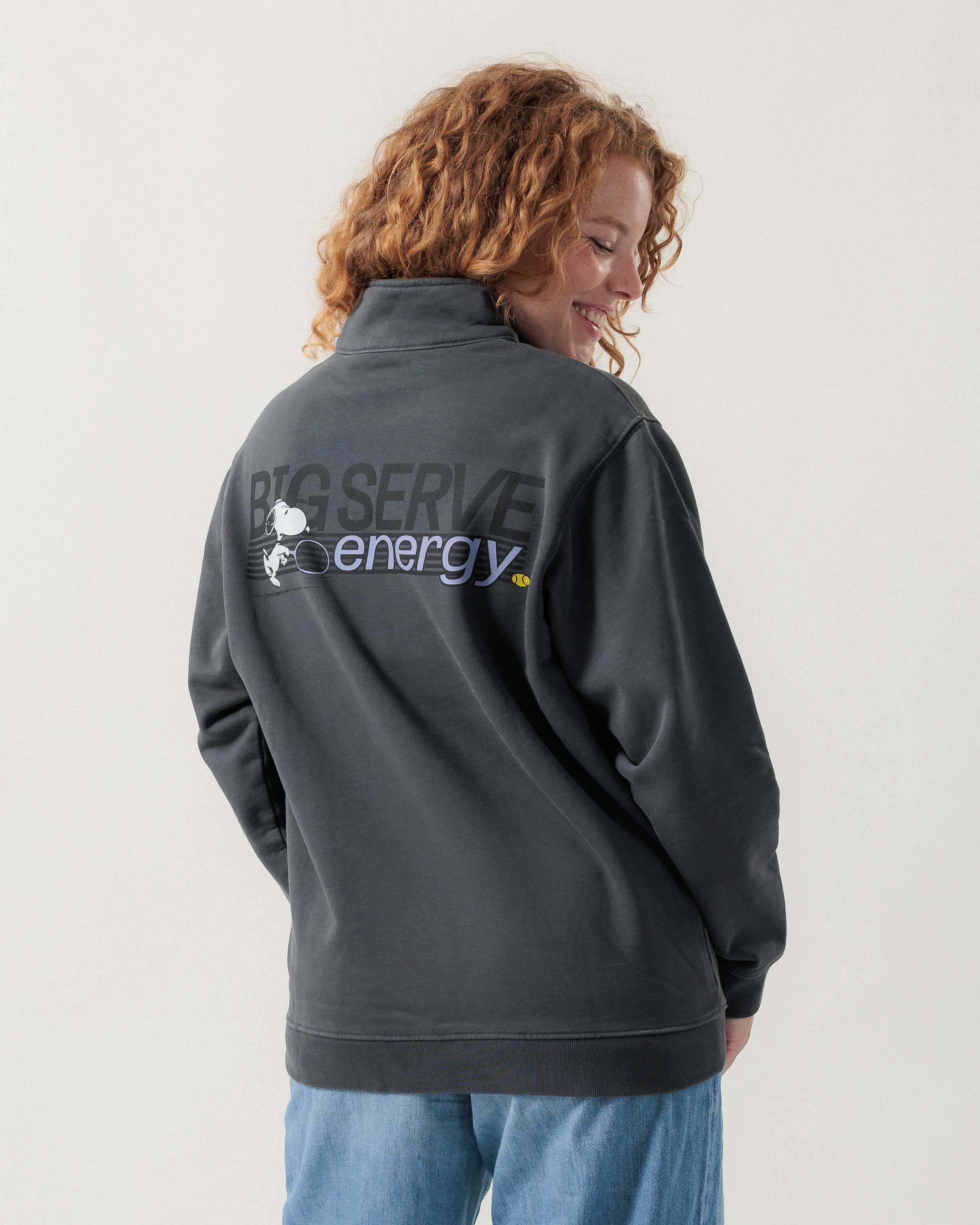 Rückansicht eines weiblichen Models im grauen Half Zip mit Snoopy Big Serve Energy-Print.