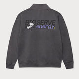 Rückansicht des grauen Half Zips mit großem Snoopy Big Serve Energy-Print. Der hochkonzentrierte Snoopy.
