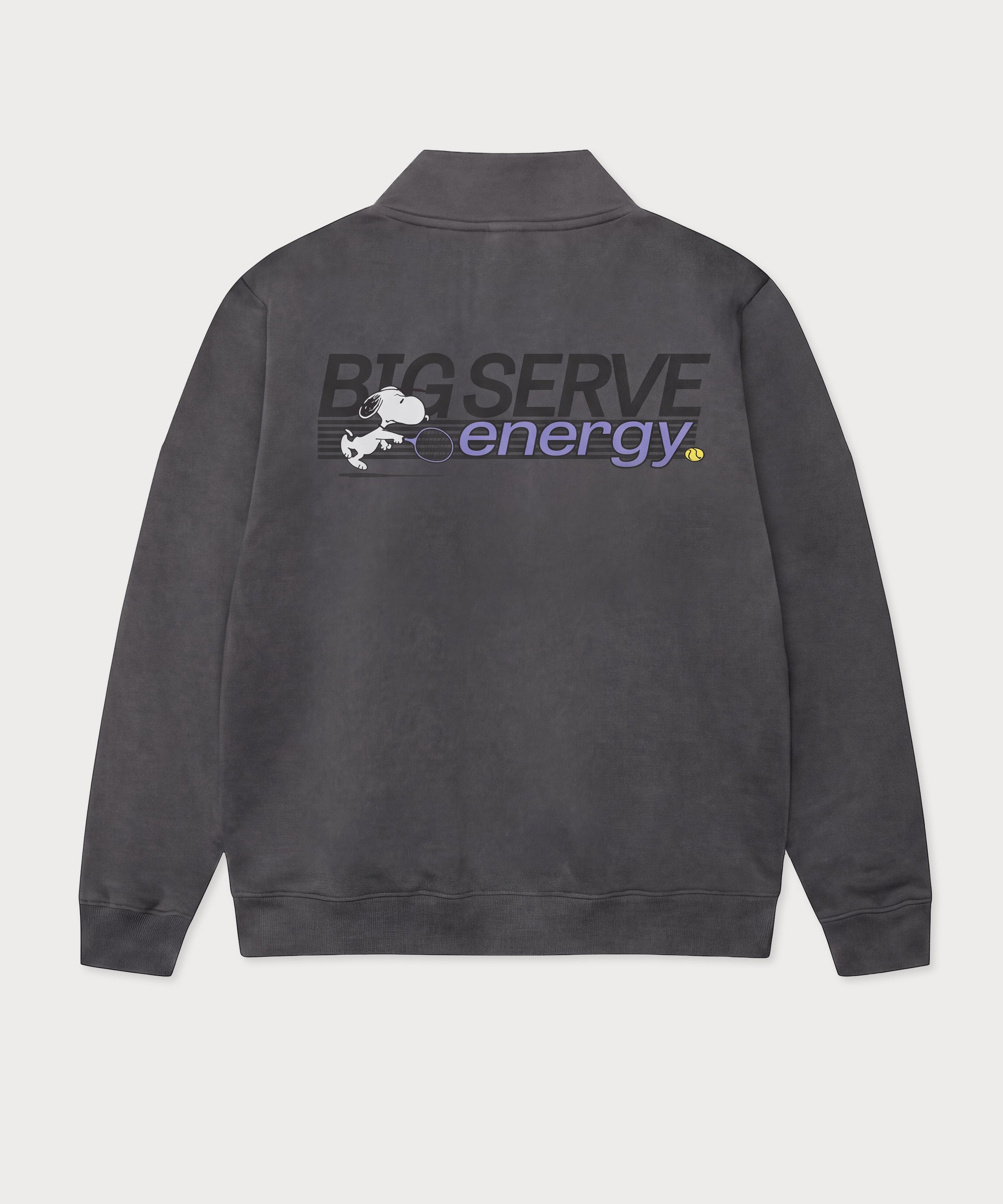 Rückansicht des grauen Half Zips mit großem Snoopy Big Serve Energy-Print. Der hochkonzentrierte Snoopy.