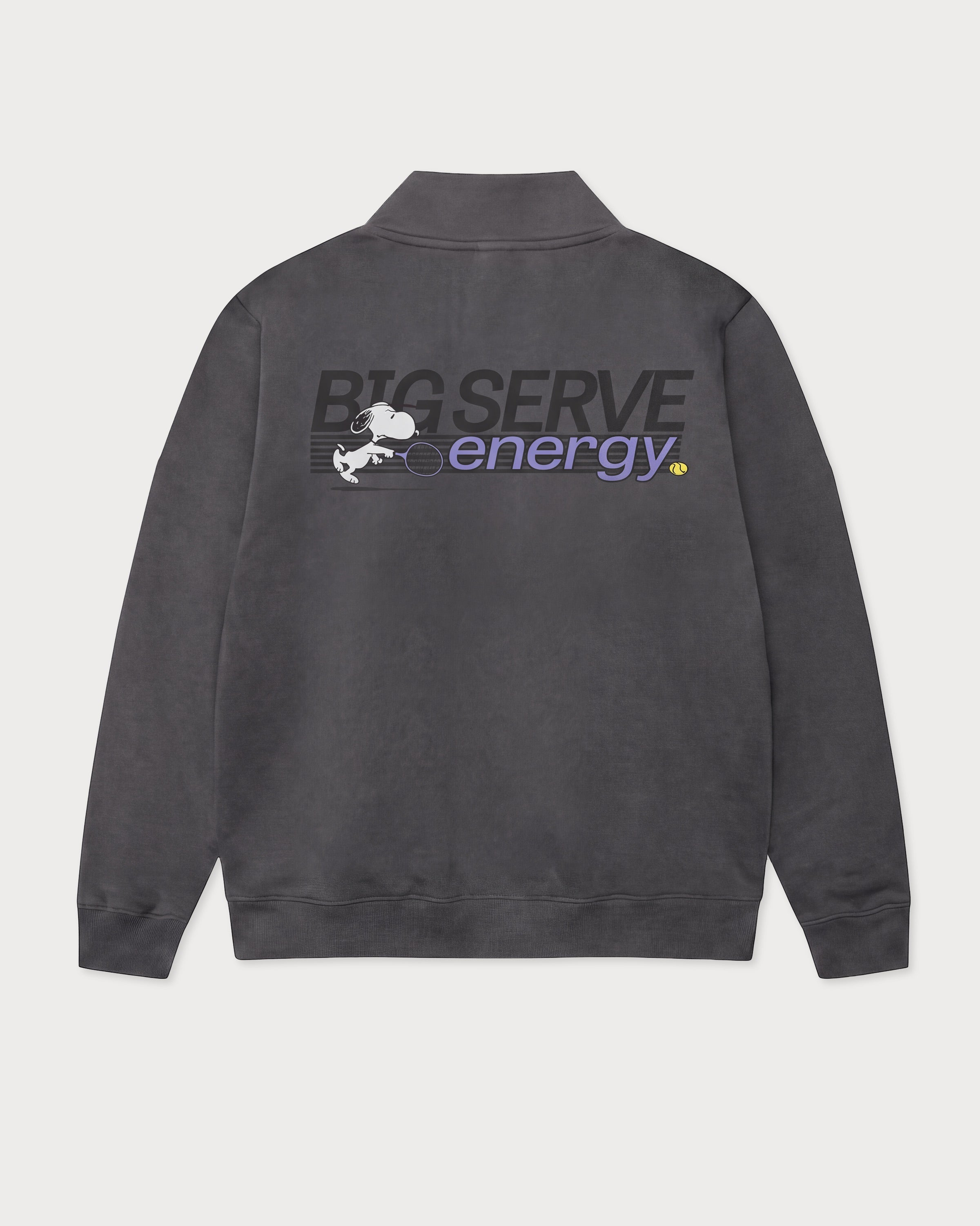 Rückansicht des grauen Half Zips mit großem Snoopy Big Serve Energy-Print. Der hochkonzentrierte Snoopy.