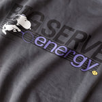 Detailaufnahme des Snoopy Big Serve Energy-Rückenprints auf dem grauen Half Zip. Der hochkonzentrierte Snoopy.