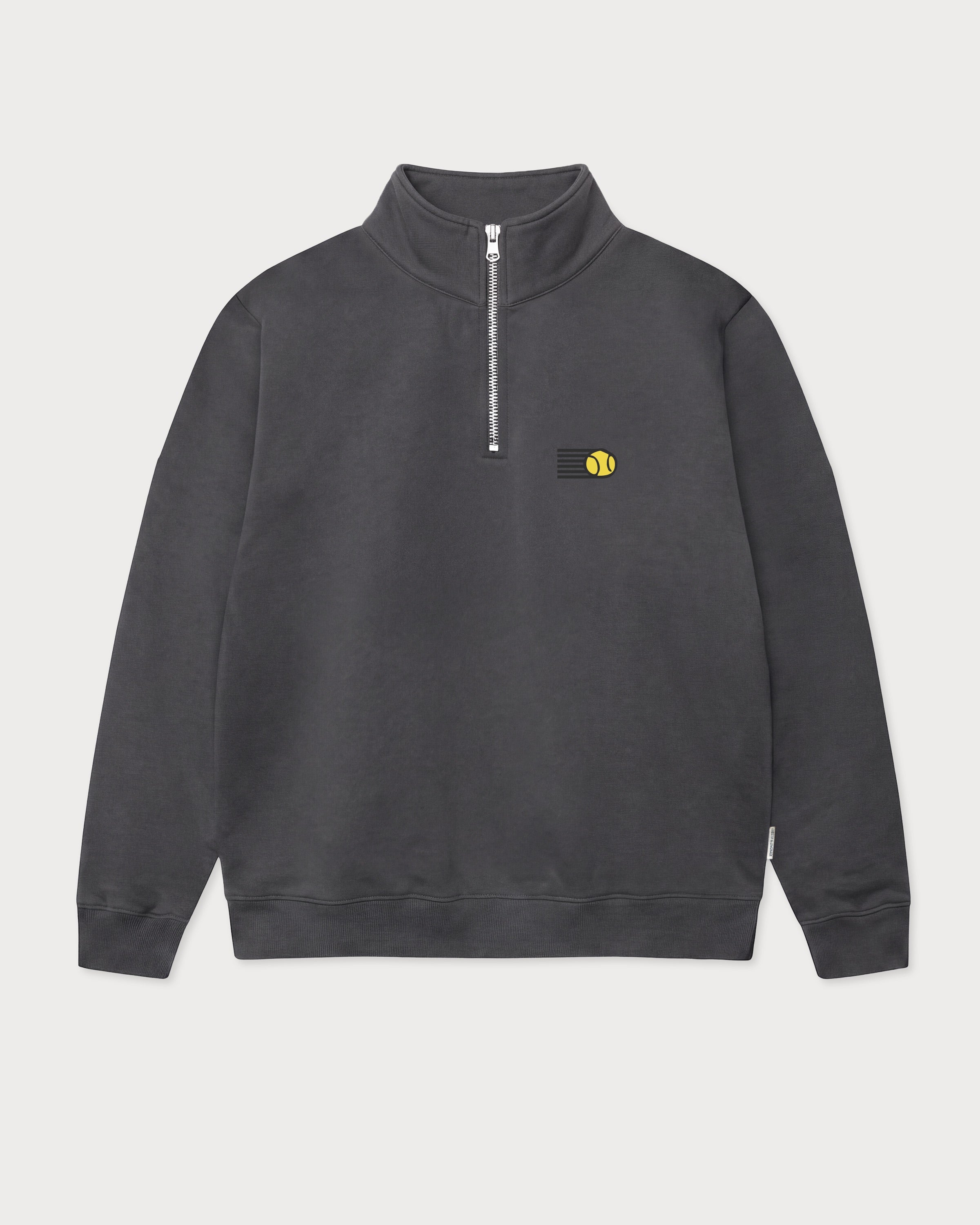 Vorderansicht des grauen Half Zips mit einem fliegenden Tennisball.
