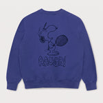 Rückansicht des lilafarbenen Box Sweaters mit Snoopy Mental Game-Print. Der frustrierte Snoopy mit seinem Tennisschläger und dem „AAUGH!“-Schriftzug.