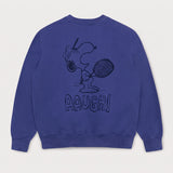 Rückansicht des lilafarbenen Box Sweaters mit Snoopy Mental Game-Print. Der frustrierte Snoopy mit seinem Tennisschläger und dem „AAUGH!“-Schriftzug.