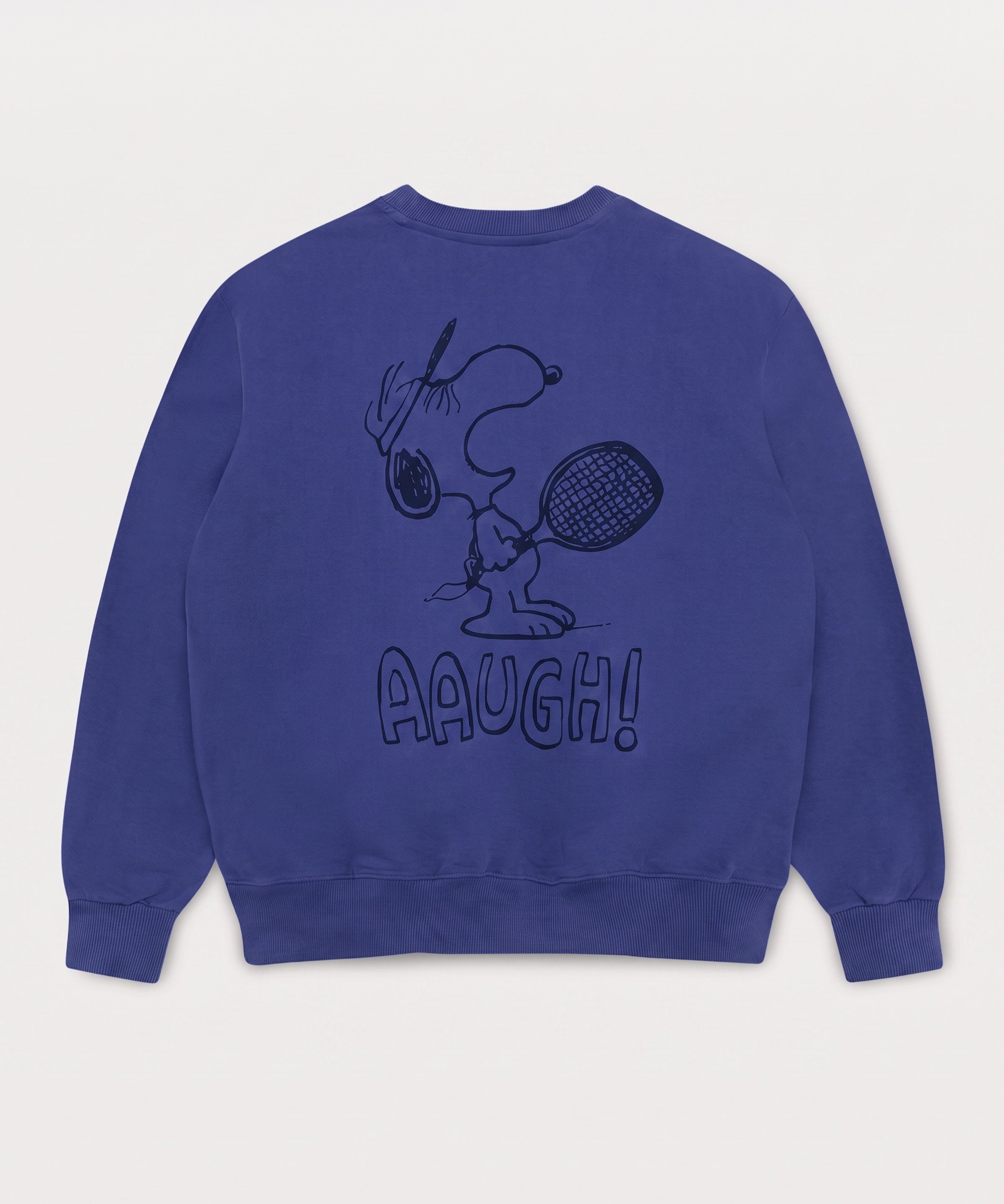 Rückansicht des lilafarbenen Box Sweaters mit Snoopy Mental Game-Print. Der frustrierte Snoopy mit seinem Tennisschläger und dem „AAUGH!“-Schriftzug.