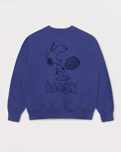 Rückansicht des lilafarbenen Box Sweaters mit Snoopy Mental Game-Print. Der frustrierte Snoopy mit seinem Tennisschläger und dem „AAUGH!“-Schriftzug.