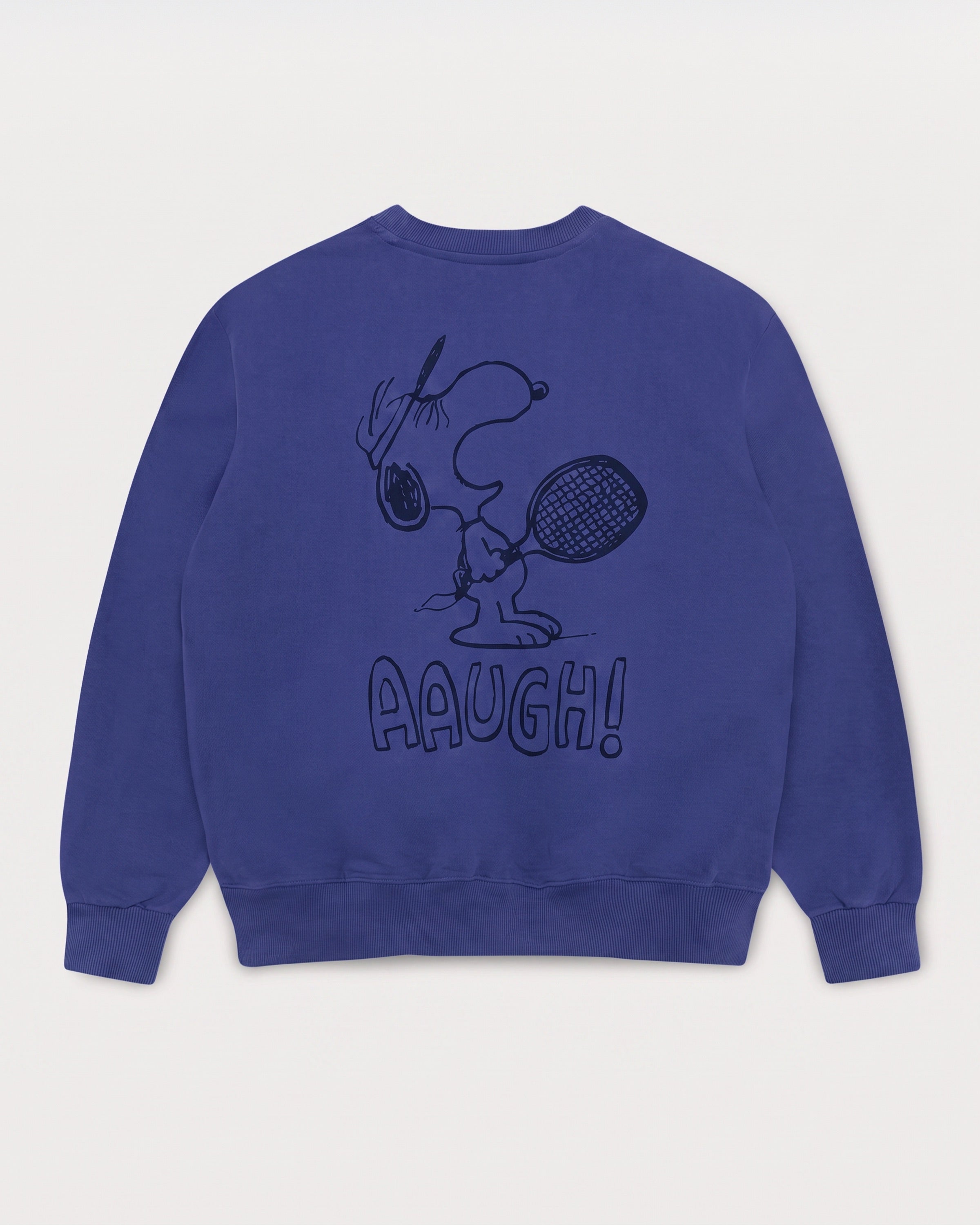 Rückansicht des lilafarbenen Box Sweaters mit Snoopy Mental Game-Print. Der frustrierte Snoopy mit seinem Tennisschläger und dem „AAUGH!“-Schriftzug.