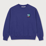 Vorderansicht des lilafarbenen Box Sweaters mit kleinem Label auf der Brust.