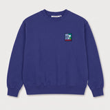 Vorderansicht des lilafarbenen Box Sweaters mit kleinem Label auf der Brust.
