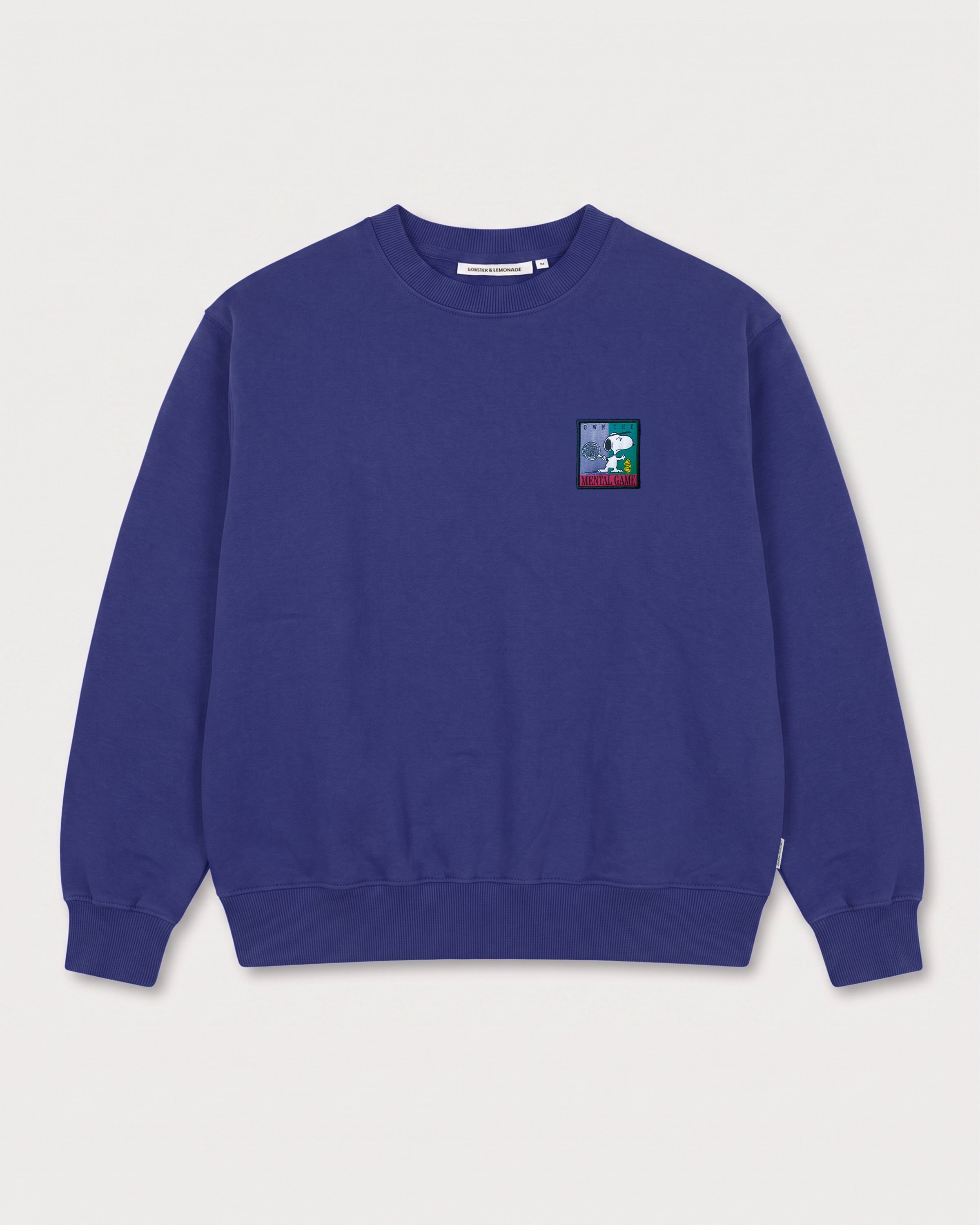 Vorderansicht des lilafarbenen Box Sweaters mit kleinem Label auf der Brust.