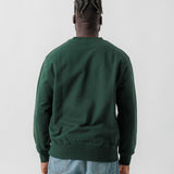Rückansicht eines männlichen Models im grünen Box Sweater.