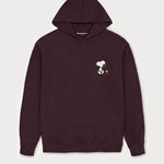 Vorderansicht des bordeauxroten Hoodies mit Snoop Läuft-Stickerei auf der Brust. Der entspannte Snoopy, der gemeinsam mit Woodstock spaziert.