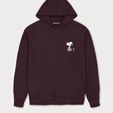 Vorderansicht des bordeauxroten Hoodies mit Snoop Läuft-Stickerei auf der Brust. Der entspannte Snoopy, der gemeinsam mit Woodstock spaziert.