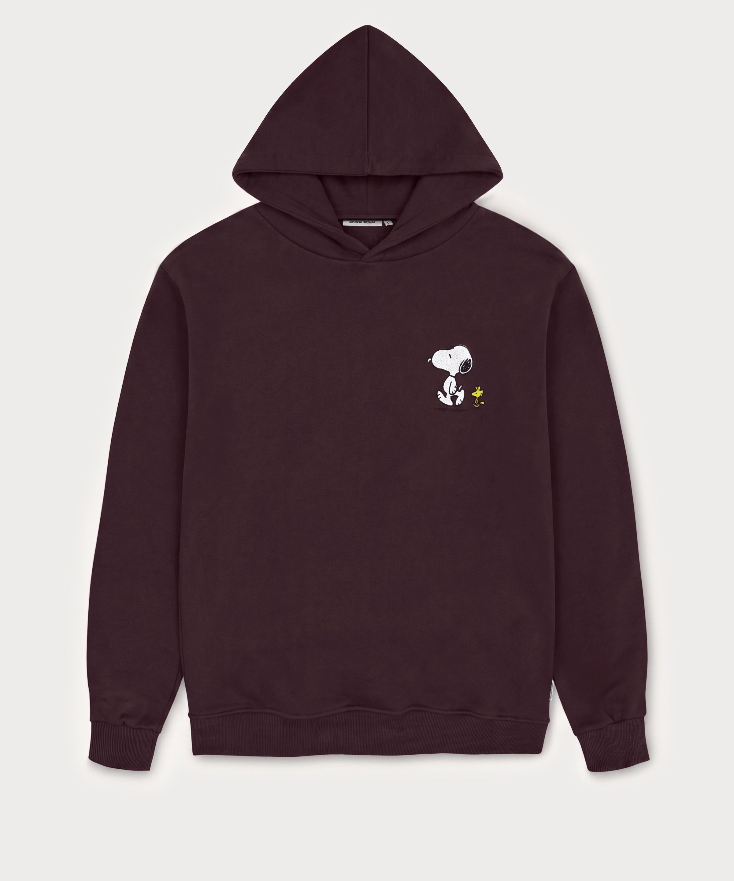 Vorderansicht des bordeauxroten Hoodies mit Snoop Läuft-Stickerei auf der Brust. Der entspannte Snoopy, der gemeinsam mit Woodstock spaziert.