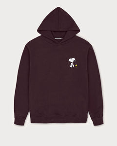 Vorderansicht des bordeauxroten Hoodies mit Snoop Läuft-Stickerei auf der Brust. Der entspannte Snoopy, der gemeinsam mit Woodstock spaziert.