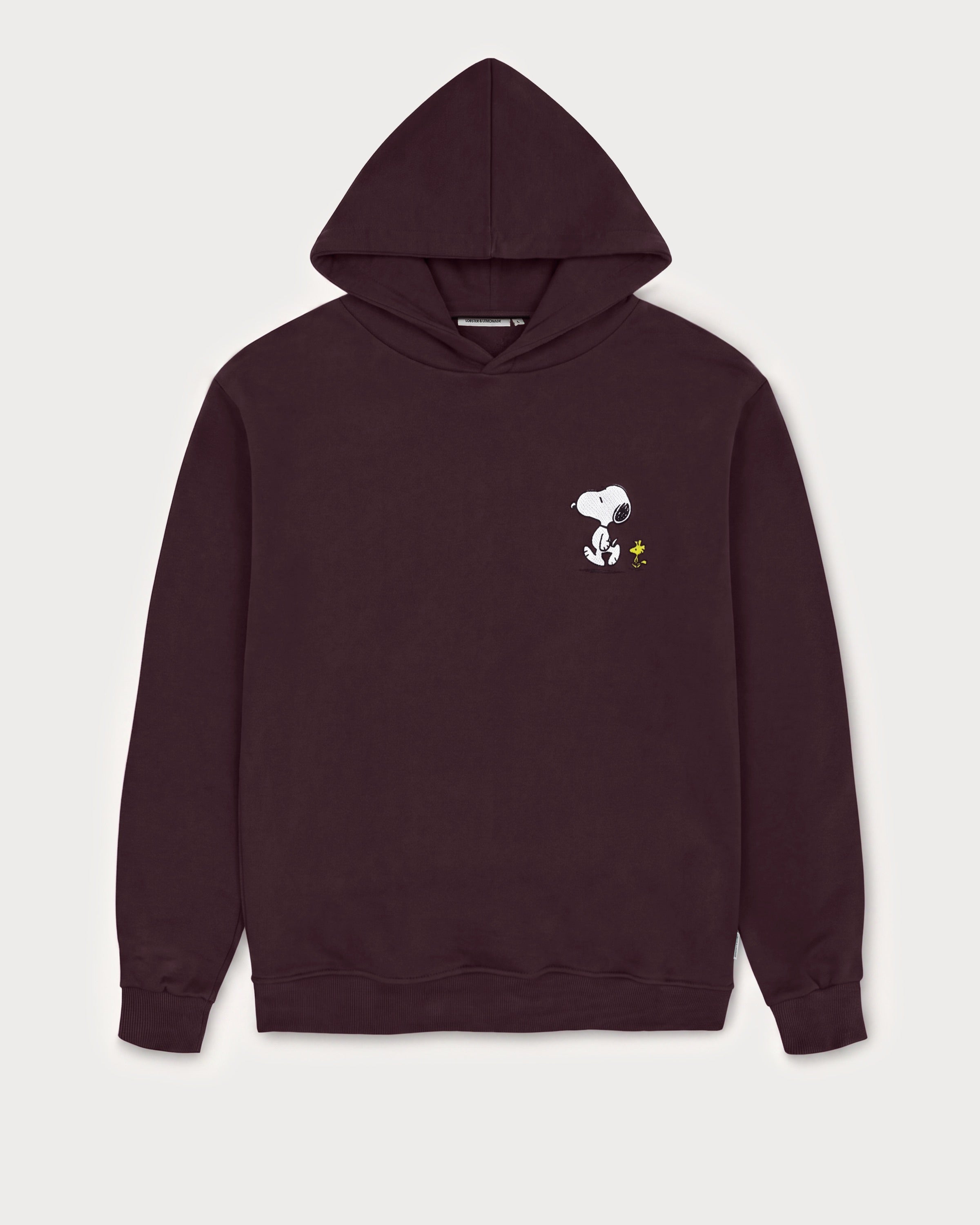 Vorderansicht des bordeauxroten Hoodies mit Snoop Läuft-Stickerei auf der Brust. Der entspannte Snoopy, der gemeinsam mit Woodstock spaziert.