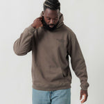 Vorderansicht eines männlichen Models im grauen Boxer Hoodie mit einem dezenten „Lonesome Ranch“-Print auf der Brust.