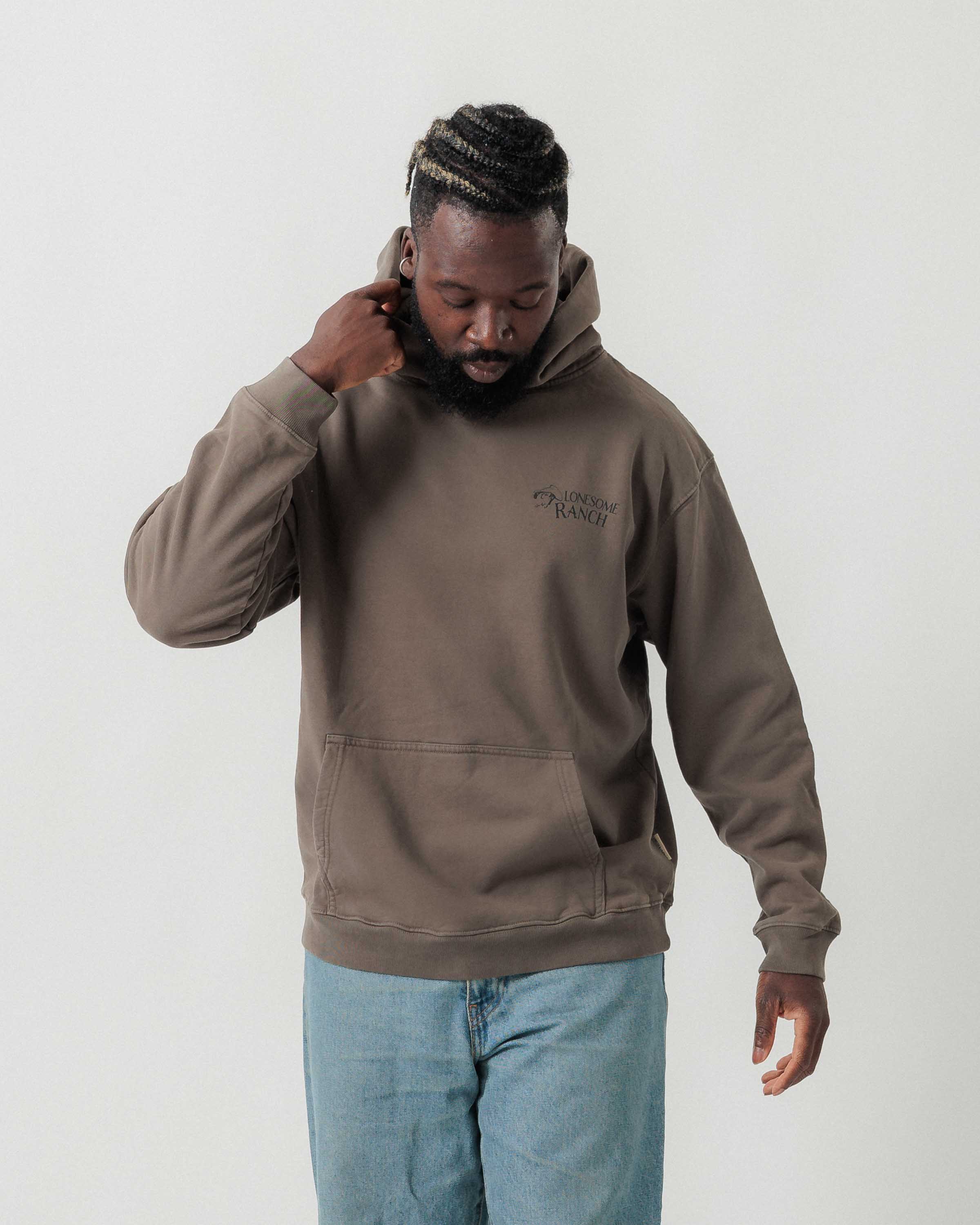 Vorderansicht eines männlichen Models im grauen Boxer Hoodie mit einem dezenten „Lonesome Ranch“-Print auf der Brust.