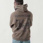 Rückansicht eines männlichen Models im grauen Boxer Hoodie mit Lucky Luke Lonesome Ranch-Print.