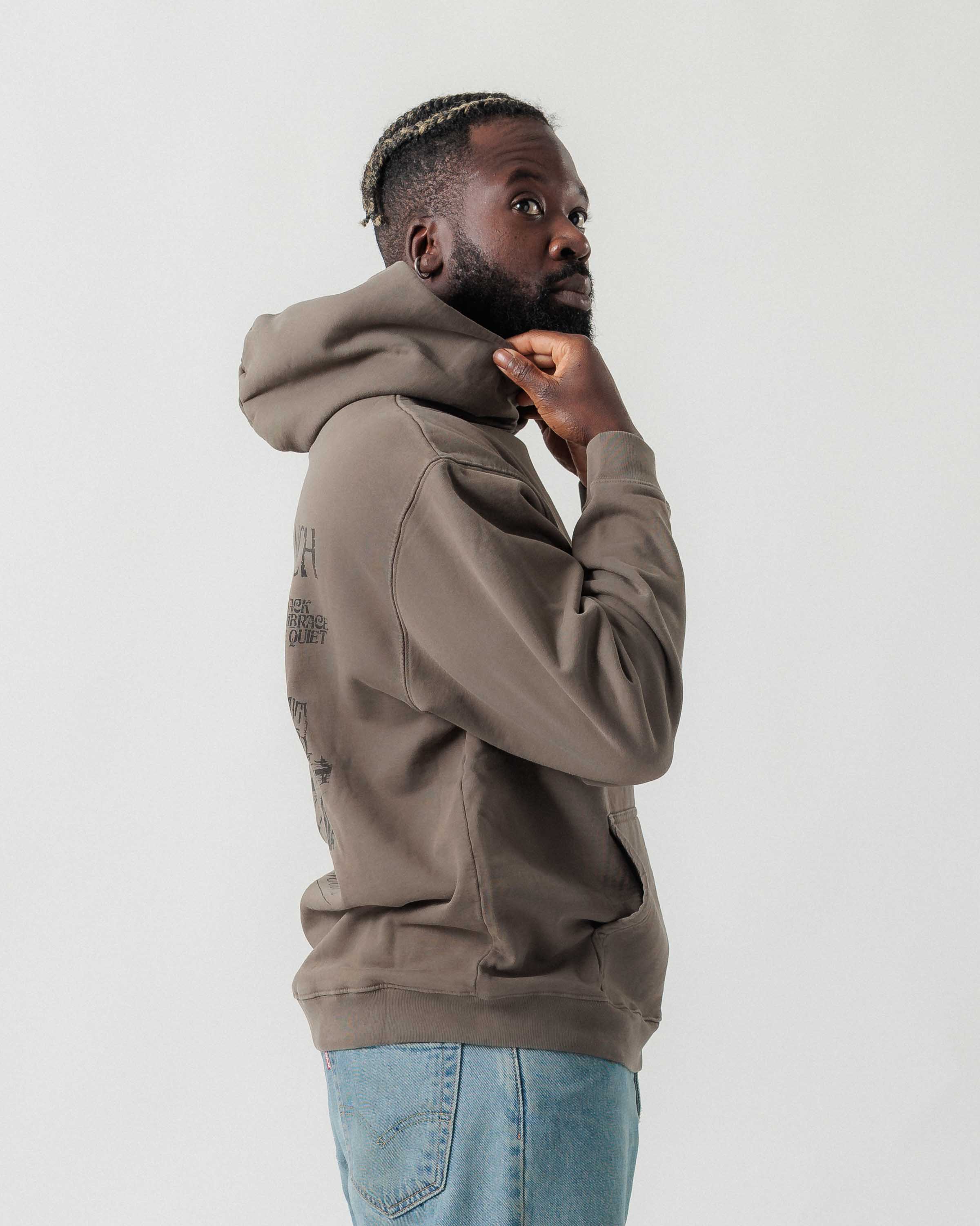 Seitenansicht eines männlichen Models im grauen Boxer Hoodie.