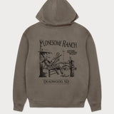 Rückansicht des grauen Boxer Hoodies mit großem Lucky Luke Lonesome Ranch-Print. Lucky Luke, der sich entspannt auf der Ranch in Deadwood zurücklehnt.
