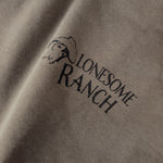 Detailaufnahme der Vorderseite des grauen Boxer Hoodies mit einem dezenten „Lonesome Ranch“-Print auf der Brust.