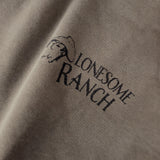 Detailaufnahme der Vorderseite des grauen Boxer Hoodies mit einem dezenten „Lonesome Ranch“-Print auf der Brust.